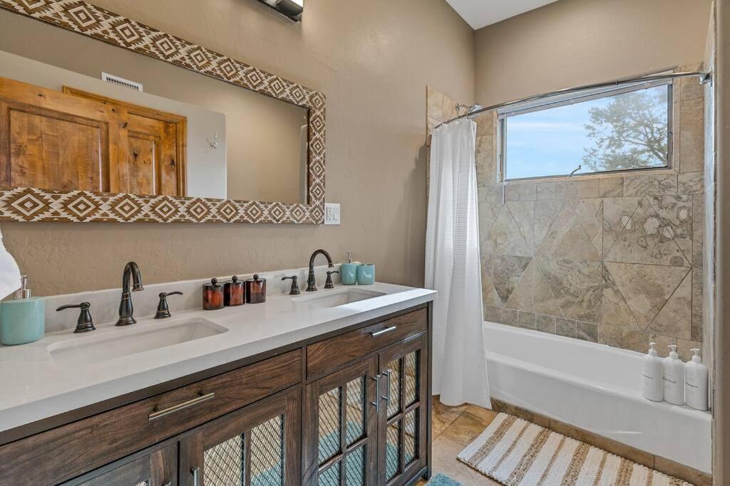 Close To Fresh Creek! Sleeps 12 ~ Amazing Views W/Serene Open Space ~ Hot Tub + Game Room ~ Trails Outside Sedona Exterior foto